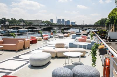 Vue de la tour Eiffel depuis les quais de la Seine, avec un bateau nommé ’Boreas’ au premier plan.