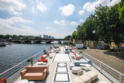 Vue de la tour Eiffel depuis les quais de la Seine, avec un bateau nommé ’Boreas’ au premier plan.
