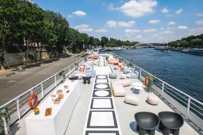 Vue de la tour Eiffel depuis les quais de la Seine, avec un bateau nommé ’Boreas’ au premier plan.