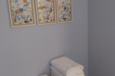 Deux personnes portant des baskets blanches avec l'inscription ’J'ai dit oui’, entourées de confettis en forme de cœur.