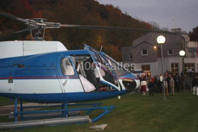Deux personnes portant des baskets blanches avec l'inscription ’J'ai dit oui’, entourées de confettis en forme de cœur.