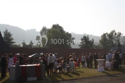 Deux personnes portant des baskets blanches avec l'inscription ’J'ai dit oui’, entourées de confettis en forme de cœur.