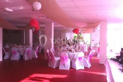 Deux personnes portant des baskets blanches avec l'inscription ’J'ai dit oui’, entourées de confettis en forme de cœur.