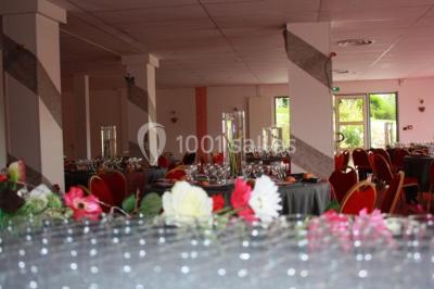 Deux personnes portant des baskets blanches avec l'inscription ’J'ai dit oui’, entourées de confettis en forme de cœur.