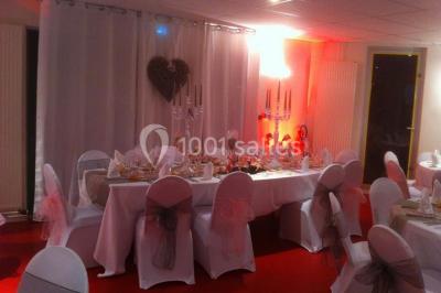 Deux personnes portant des baskets blanches avec l'inscription ’J'ai dit oui’, entourées de confettis en forme de cœur.