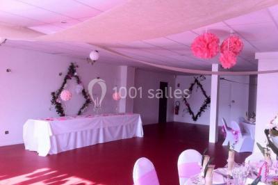 Deux personnes portant des baskets blanches avec l'inscription ’J'ai dit oui’, entourées de confettis en forme de cœur.