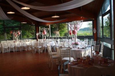 Deux personnes portant des baskets blanches avec l'inscription ’J'ai dit oui’, entourées de confettis en forme de cœur.