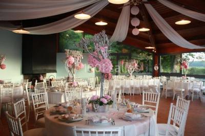 Deux personnes portant des baskets blanches avec l'inscription ’J'ai dit oui’, entourées de confettis en forme de cœur.
