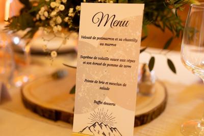 Une mariée en robe blanche applaudit devant un groupe de personnes dans un jardin lors d'une célébration.