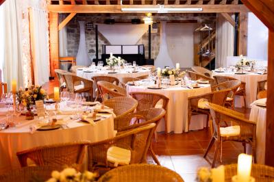 Une mariée en robe blanche applaudit devant un groupe de personnes dans un jardin lors d'une célébration.