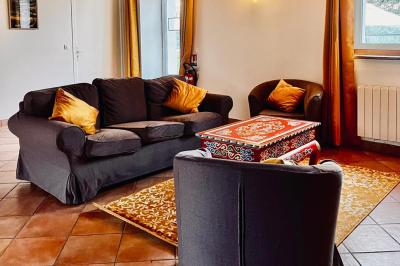 Une mariée en robe blanche applaudit devant un groupe de personnes dans un jardin lors d'une célébration.