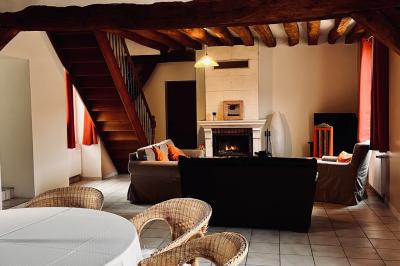 Une mariée en robe blanche applaudit devant un groupe de personnes dans un jardin lors d'une célébration.