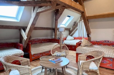 Un couple de mariés entouré de leurs témoins et demoiselles d'honneur posant en extérieur au coucher du soleil.