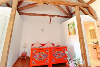 Un couple de mariés entouré de leurs témoins et demoiselles d'honneur posant en extérieur au coucher du soleil.