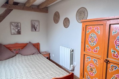 Un couple de mariés entouré de leurs témoins et demoiselles d'honneur posant en extérieur au coucher du soleil.