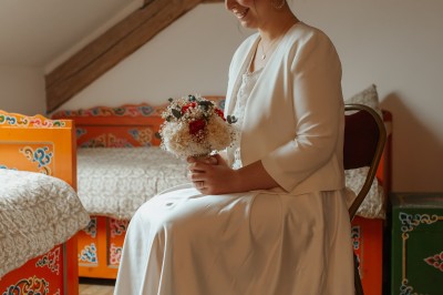 Un couple de mariés entouré de leurs témoins et demoiselles d'honneur posant en extérieur au coucher du soleil.