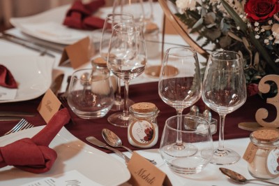 Un couple de mariés entouré de leurs témoins et demoiselles d'honneur posant en extérieur au coucher du soleil.