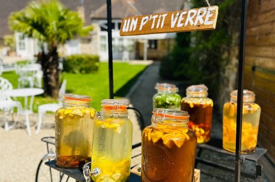 Un couple de mariés entouré de leurs témoins et demoiselles d'honneur posant en extérieur au coucher du soleil.