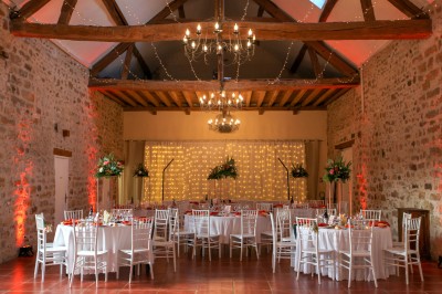 Un couple de mariés entouré de leurs témoins et demoiselles d'honneur posant en extérieur au coucher du soleil.