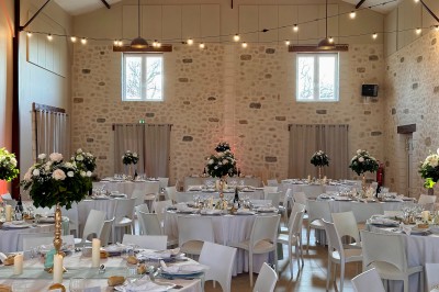 Un couple de mariés entouré de leurs témoins et demoiselles d'honneur posant en extérieur au coucher du soleil.