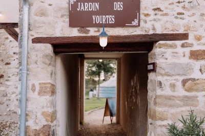 Un couple de mariés entouré de leurs témoins et demoiselles d'honneur posant en extérieur au coucher du soleil.