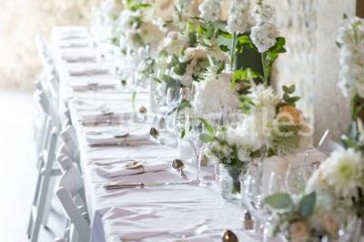 Miniature Location salle Beaujeu (Rhône) - Le Domaine de Vavril #8 Salle voûtée en pierre avec un sol en béton poli, éclairée par des lumières chaudes, et un vase de fleurs au centre.