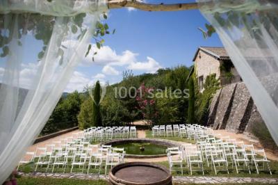 Miniature Location salle Beaujeu (Rhône) - Le Domaine de Vavril #11 Salle voûtée en pierre avec un sol en béton poli, éclairée par des lumières chaudes, et un vase de fleurs au centre.