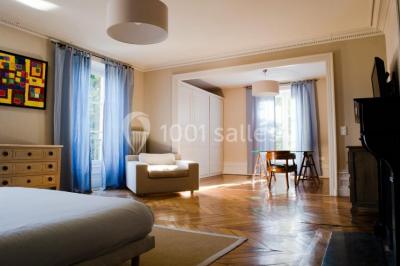 Groupe de personnes réunies en extérieur autour d'un bassin, avec vue sur des collines verdoyantes en arrière-plan.