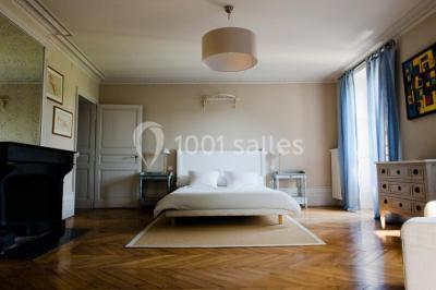 Groupe de personnes réunies en extérieur autour d'un bassin, avec vue sur des collines verdoyantes en arrière-plan.
