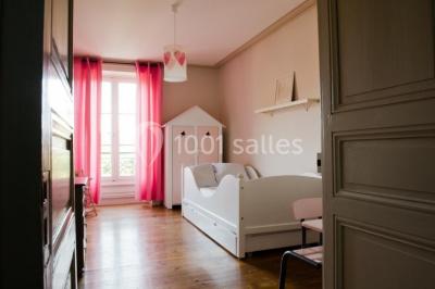 Groupe de personnes réunies en extérieur autour d'un bassin, avec vue sur des collines verdoyantes en arrière-plan.