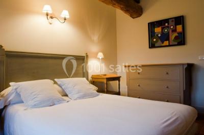 Groupe de personnes réunies en extérieur autour d'un bassin, avec vue sur des collines verdoyantes en arrière-plan.