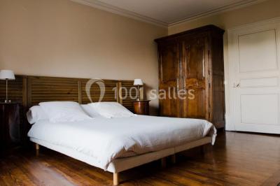 Groupe de personnes réunies en extérieur autour d'un bassin, avec vue sur des collines verdoyantes en arrière-plan.