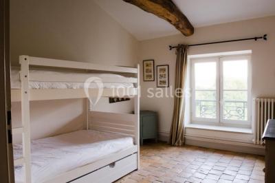Groupe de personnes réunies en extérieur autour d'un bassin, avec vue sur des collines verdoyantes en arrière-plan.