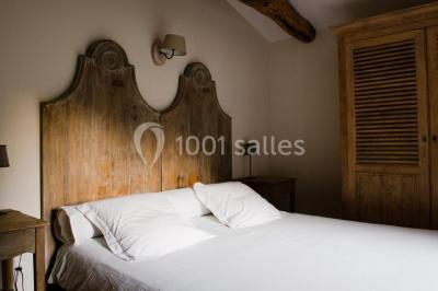 Groupe de personnes réunies en extérieur autour d'un bassin, avec vue sur des collines verdoyantes en arrière-plan.