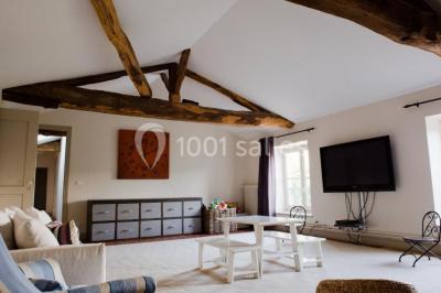 Groupe de personnes réunies en extérieur autour d'un bassin, avec vue sur des collines verdoyantes en arrière-plan.