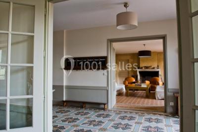 Groupe de personnes réunies en extérieur autour d'un bassin, avec vue sur des collines verdoyantes en arrière-plan.