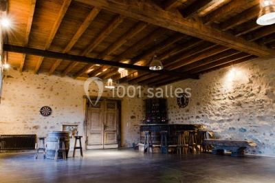 Groupe de personnes réunies en extérieur autour d'un bassin, avec vue sur des collines verdoyantes en arrière-plan.