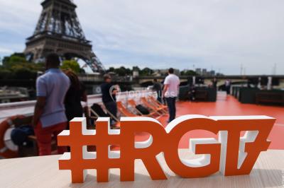 Plan détaillé d'un bateau avec trois niveaux : pont soleil, pont principal et pont inférieur, annotés et schématisés.