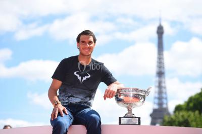 Plan détaillé d'un bateau avec trois niveaux : pont soleil, pont principal et pont inférieur, annotés et schématisés.