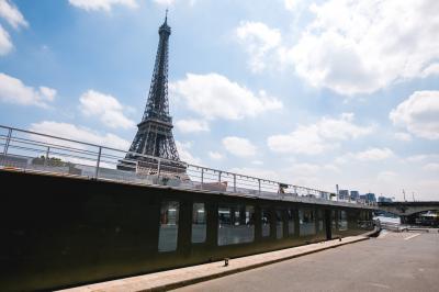 Plan détaillé d'un bateau avec trois niveaux : pont soleil, pont principal et pont inférieur, annotés et schématisés.