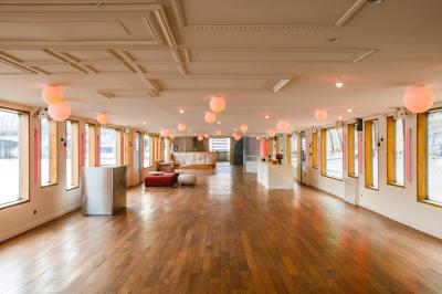 Plan détaillé d'un bateau avec trois niveaux : pont soleil, pont principal et pont inférieur, annotés et schématisés.