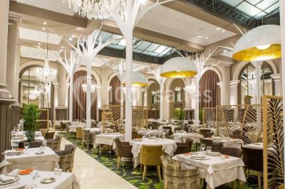 Vue aérienne de Saint-Malo, montrant les remparts, la plage, le port et les environs côtiers sous un ciel dégagé.