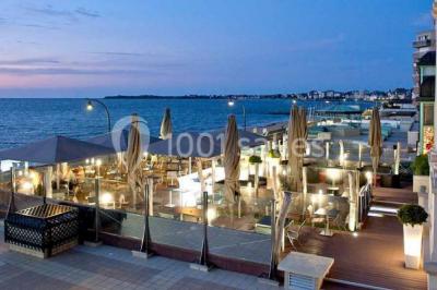 Vue aérienne de Saint-Malo, montrant les remparts, la plage, le port et les environs côtiers sous un ciel dégagé.