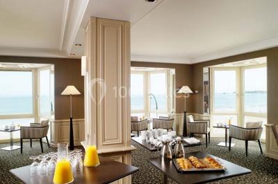 Vue aérienne de Saint-Malo, montrant les remparts, la plage, le port et les environs côtiers sous un ciel dégagé.