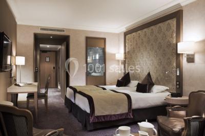 Vue aérienne de Saint-Malo, montrant les remparts, la plage, le port et les environs côtiers sous un ciel dégagé.