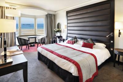 Vue aérienne de Saint-Malo, montrant les remparts, la plage, le port et les environs côtiers sous un ciel dégagé.