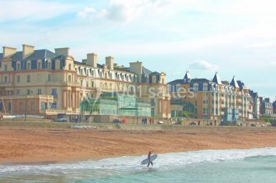 Vue aérienne de Saint-Malo, montrant les remparts, la plage, le port et les environs côtiers sous un ciel dégagé.