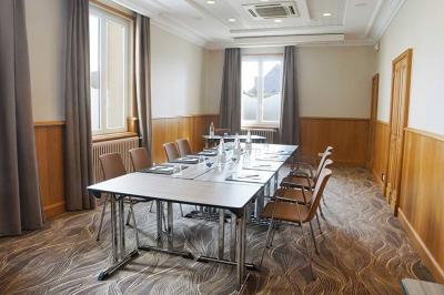 Vue aérienne de Saint-Malo, montrant les remparts, la plage, le port et les environs côtiers sous un ciel dégagé.