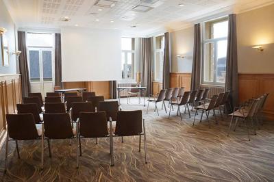 Vue aérienne de Saint-Malo, montrant les remparts, la plage, le port et les environs côtiers sous un ciel dégagé.