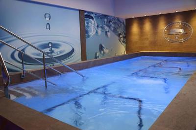 Vue aérienne de Saint-Malo, montrant les remparts, la plage, le port et les environs côtiers sous un ciel dégagé.